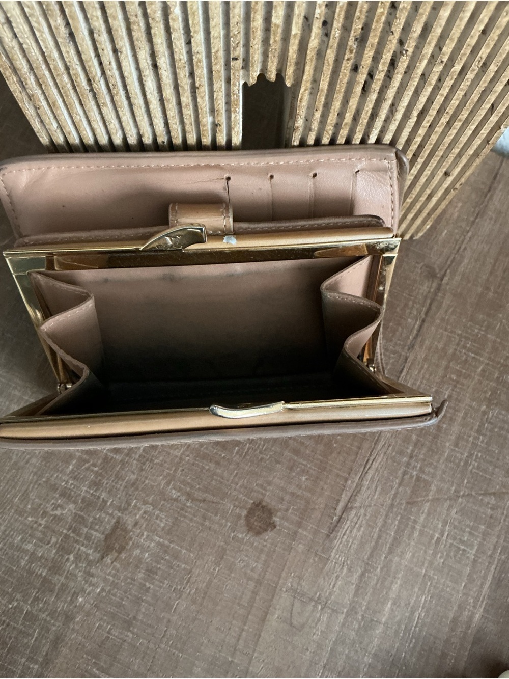 Louis Vuitton Vernis Monogram Kisslock Compact Wallet in Tan/Gold - Picture 7 of 8